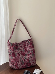 Détail du tissu jacquard floral vintage et de l'étiquette tissée sur le sac