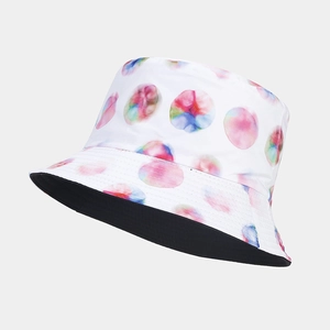 Détail d'un chapeau bob fleuri avec motif aquarelle et doublure réversible noire douce