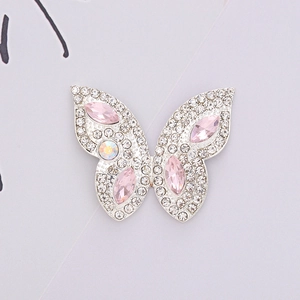 Detailansicht eines silbernen Schmetterling-Schuhanhängers mit rosa und klaren Kristallen