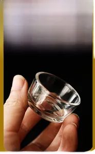 Macro di un portacandele in vetro minimalista trasparente con pareti spesse e lucide