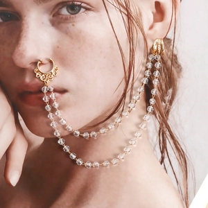 Détail de l'anneau de nez doré à double chaîne avec perles pour style ethnique de scène
