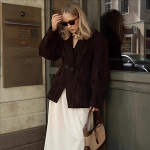 Veste chic en daim marron foncé pour femme avec ceinture et jupe longue blanc cassé