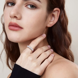 Elegant S925 sterling silver band ring with row of oval-cut Moissanite diamonds