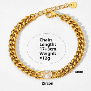 Détail du bracelet gourmette doré 6mm avec zircon émeraude et étiquette acier