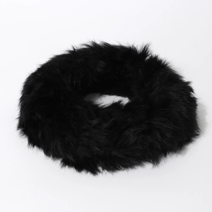 Vue détaillée de la texture douce et moelleuse de ce bandeau en fausse fourrure noire