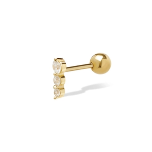 Détail macro d'un piercing tragus en argent S925 doré avec trois oxydes de zirconium