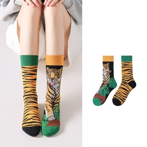 Asymmetrische Crew-Socken mit Tigermuster und Tropenblättern in Orange und Grün