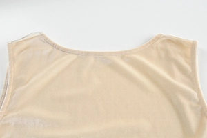 Gros plan du col rond d'une robe en velours champagne montrant les détails de couture