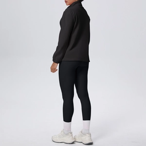 Dettaglio del set yoga nero a vita alta con maglia a maniche lunghe e leggings