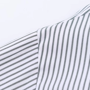 Dettaglio della camicia in popeline a righe con cuciture di alta qualità sulla spalla