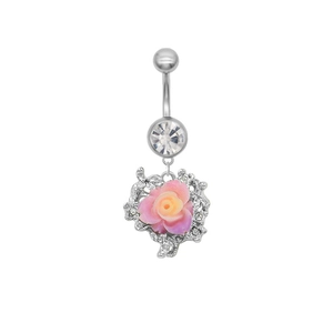 Vue détaillée du piercing de nombril avec pendentif rose rose et cadre en cristal brillant