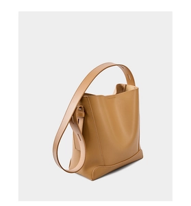 Detailansicht einer minimalistischen hellbraunen Leder-Beuteltasche mit zwei Riemen
