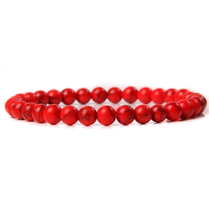 Detailopname van 6mm rode natuurstenen kralen op een elastische armband met marmering