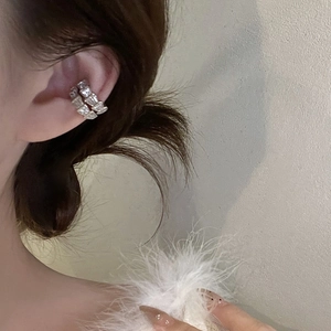 Élégant ear cuff serpent en argent et zircon pour femme avec un design chic à double anneau