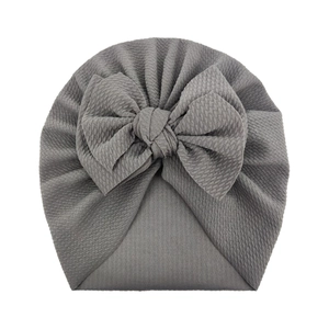 Gorro de turbante gris suave para bebé con textura gofrada y un lazo decorativo