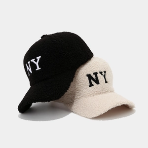 Casquette de baseball d'hiver en polaire sherpa avec broderie NY noire et beige