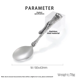 Detail eines Vintage-Edelstahllöffels mit aufwendigem 3D-Löwenkopf-Design am Griff