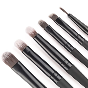 Nahaufnahme von 6 professionellen Augen-Make-up-Pinseln mit weichen grau-weißen Farbverlauf-Borsten
