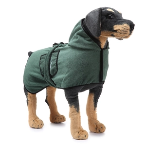 Accappatoio assorbente per cani in microfibra verde scuro con cappuccio su sfondo bianco