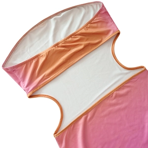 Detail von rosa-orangefarbenem Farbverlaufsstoff mit Ausschnitt und weißem Futter