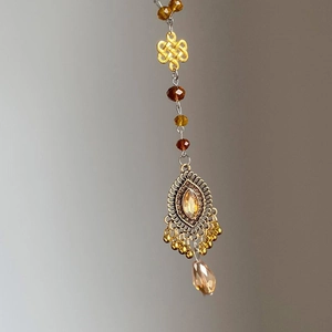 Sautoir ethnique bohème avec perles de cristal ambre et pendentif nœud chinois