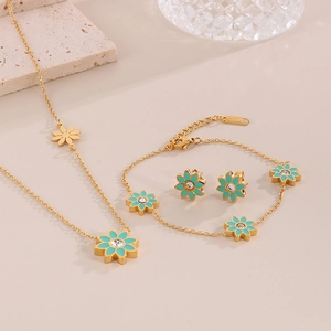 Parure bijoux dorée avec fleurs marguerites turquoise et cristaux sur fond beige élégant