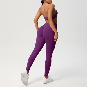 Dettaglio del set yoga viola con reggiseno sportivo aperto sulla schiena e leggings