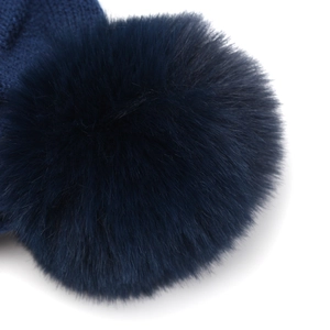 Bonnet tricoté d'hiver avec pompon bleu marine en fausse fourrure et texture peluche