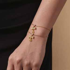 Dubbellaagse gouden armband met sprankelende bedels van botten en pootafdrukken