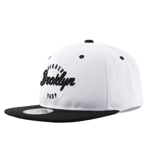Casquette snapback à visière plate avec broderie Barber Brooklyn en noir et blanc