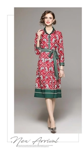 Détail de l'imprimé équestre tête de cheval et motifs de chaîne sur une robe chemise