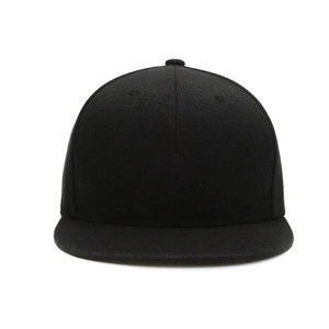 Vista frontale di un cappello snapback nero semplice con visiera piatta e tessuto di alta qualità