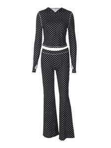 Detail des schwarz-weißen Punktmusterset mit Kapuzenoberteil und ausgestellter Hose