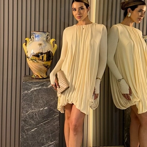 Robe cape courte plissée beige élégante avec col rond pour une coupe ample et sophistiquée