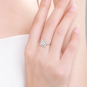 Bague chaîne luxueuse en argent S925 avec zircon carré portée sur la main d'un modèle