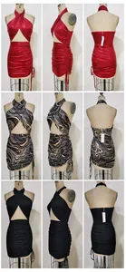 Détails de robes moulantes dos nu avec cordons latéraux et découpes sur le devant