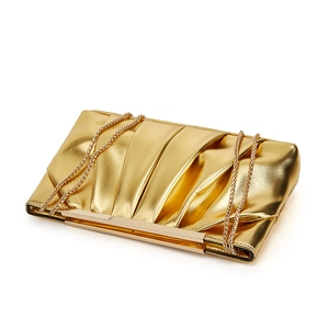 Elegante goldene Abendtasche mit Falten-Design, Metallkette und sicherem Verschluss