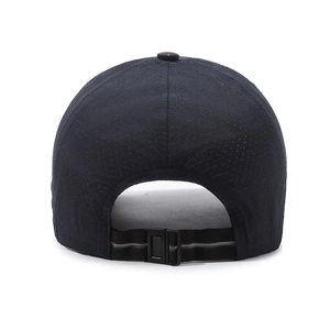 Vue arrière de la casquette de baseball noire respirante à séchage rapide avec boucle