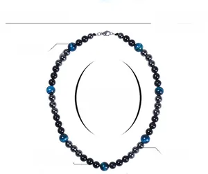 Détail du collier de perles en oeil de tigre bleu, agate noire et pierres d'hématite