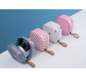 Détail de trousses de toilette portables en quatre motifs avec fermetures éclair