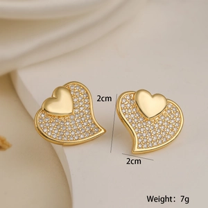 Detailed size and weight view of gold heart stud earrings inlaid with cubic zirconia