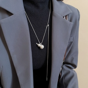 Collana lunga con ciondolo a zucca spazzolata e nappa regolabile su catena a serpente