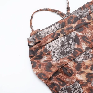 Détail de la texture léopard et des bretelles de la robe longue dos nu sexy