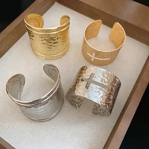 Ensemble de bracelets manchette rétro avec croix ajourée en finitions or et argent
