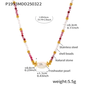 Dettaglio della collana di perline con dimensioni di perle e pietre naturali rosse