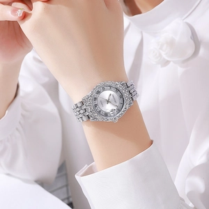 Gros plan d'une montre à quartz argentée pour femme avec strass et bracelet en métal