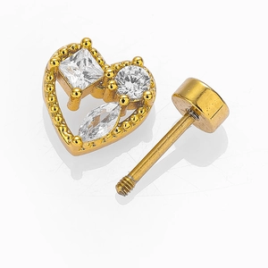 Boucle d'oreille cœur dorée avec zircons colorés et bord perlé sur fond blanc pur