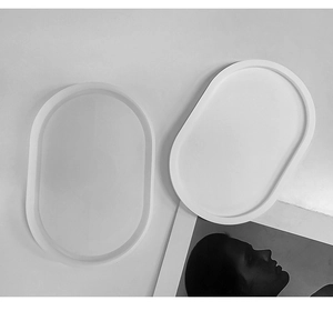 Vista macro di due stampi ovali in silicone bianco per la creazione di sottobicchieri fai-da-te