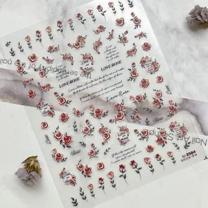 Dettaglio macro di adesivi per unghie ultra sottili con rose rosse vintage e scritte