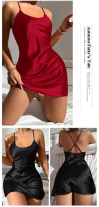 Détail de la nuisette en satin avec bretelles croisées au dos et texture brillante